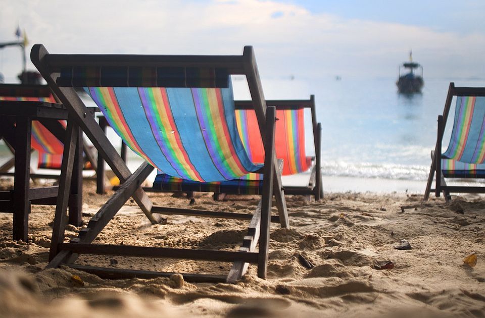 Dronovi otkrivaju nelegalne ležaljke na grčkim plažama, kazne i do 73.000 evra