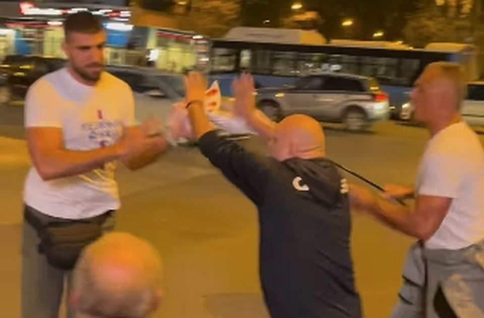 VIDEO: Incident kod Futoške pijace, kandidat SNS Vukašin Đoković pokušao da otme zastavu "Studenti pobeđuju"