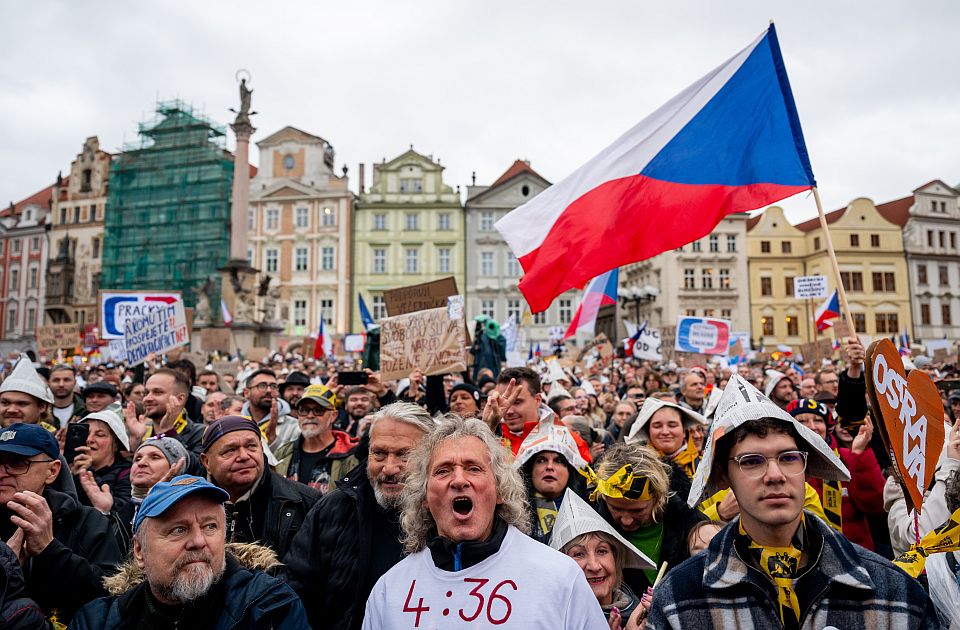 "Ruke dalje od medija": Desetine hiljada Čeha protestovalo u Pragu zbog plana za finansiranje javnog servisa
