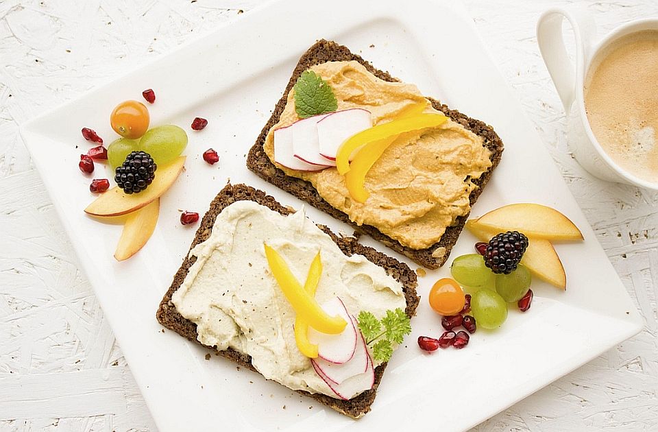Kremasti namaz od pečenih paprika i feta sira