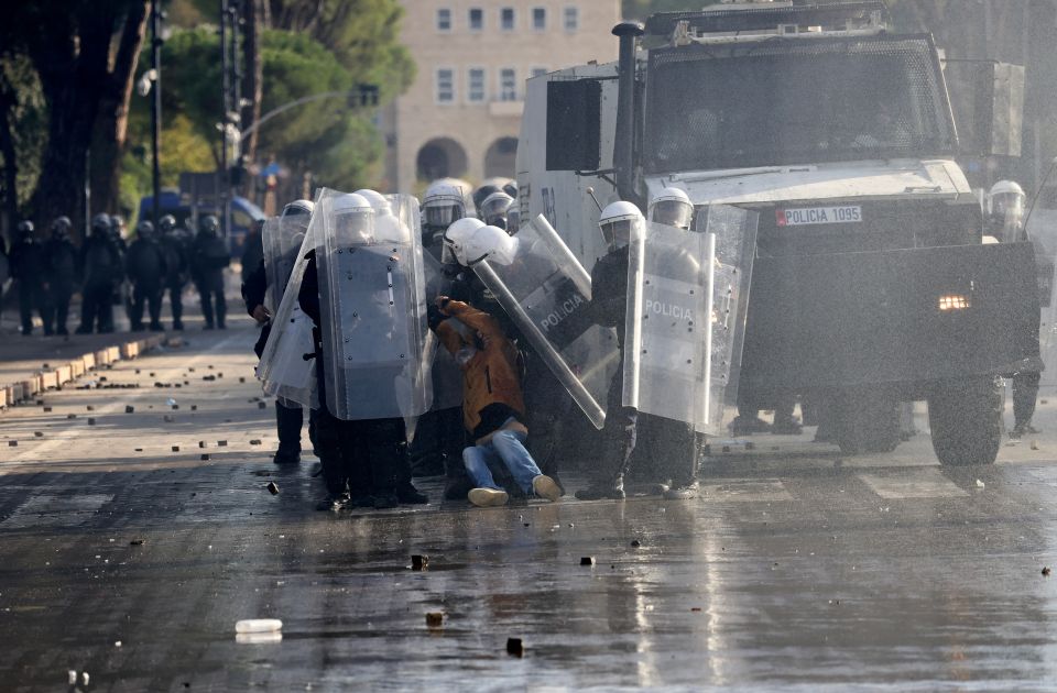 Albanija uvodi kazne od 5.500 evra za one koji oštete tuđu imovinu tokom demonstracija