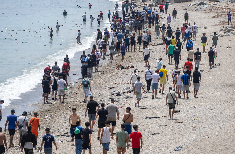 Španska policija rasteruje migrante sa plaža u Seuti u privremeni smeštaj