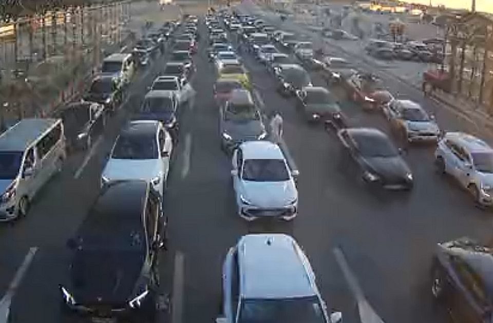 Automobili na granicama čekaju do sat vremena, kamioni oko četiri 