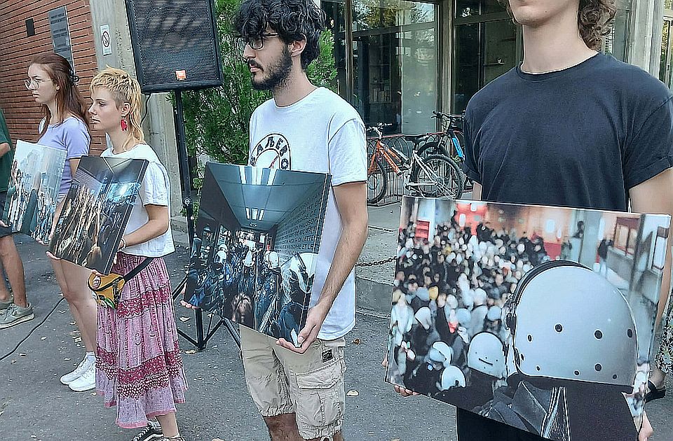 VIDEO Performans i tribina ispred Filozofskog fakulteta u Novom Sadu povodom godišnjice upada policije