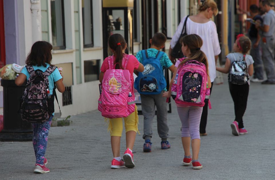 Pred početak školske godine dobro znati: Koliko treba da su teške đačke torbe?