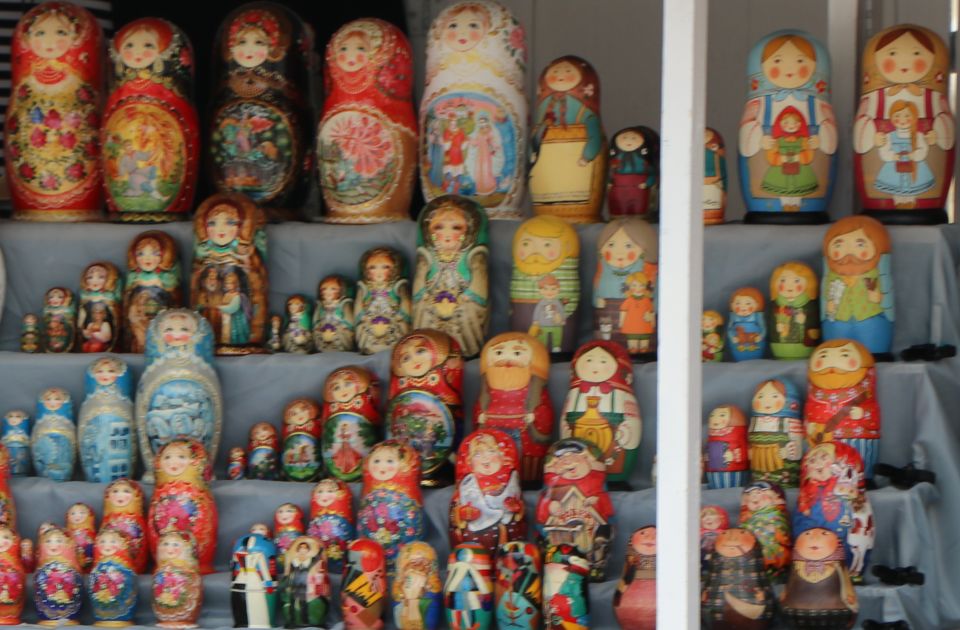 Ko širi narative Kremlja u Srbiji: Od anonimnih stranica do ruskih državnih medija