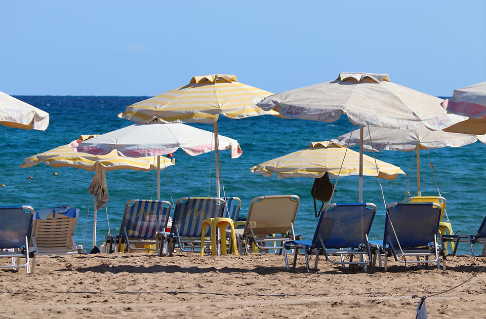 Muškarac star 82 godine preminuo nakon tuče sa muškarcem od 76 godina na plaži u Grčkoj