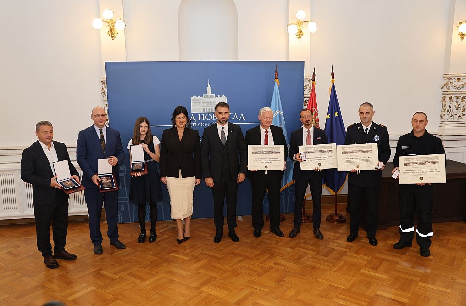 Uručene Oktobarske nagrade i Novembarske povelje: Među laureatima hirurg, flautistkinja i spasioci