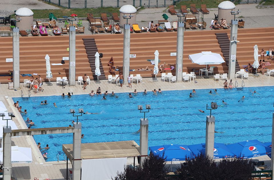 Kraj noćnog kupanja na otvorenom bazenu na Spensu