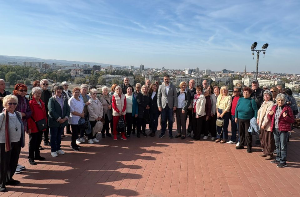 FOTO: Mićin pred izbore stigao i da prošeta sa penzionerima na Petrovaradinskoj tvrđavi