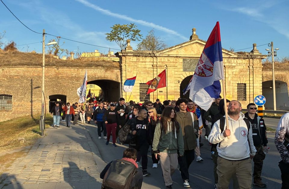 FOTO, VIDEO: Novosadski studenti pešače na veliki predizborni miting Studentske liste u Beogradu