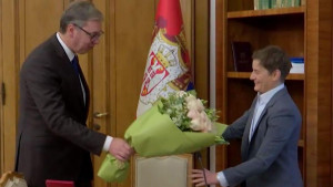 Ana Brnabić vršiteljka dužnosti predsednice Srbije, od Vučića buket cveća za rođendan