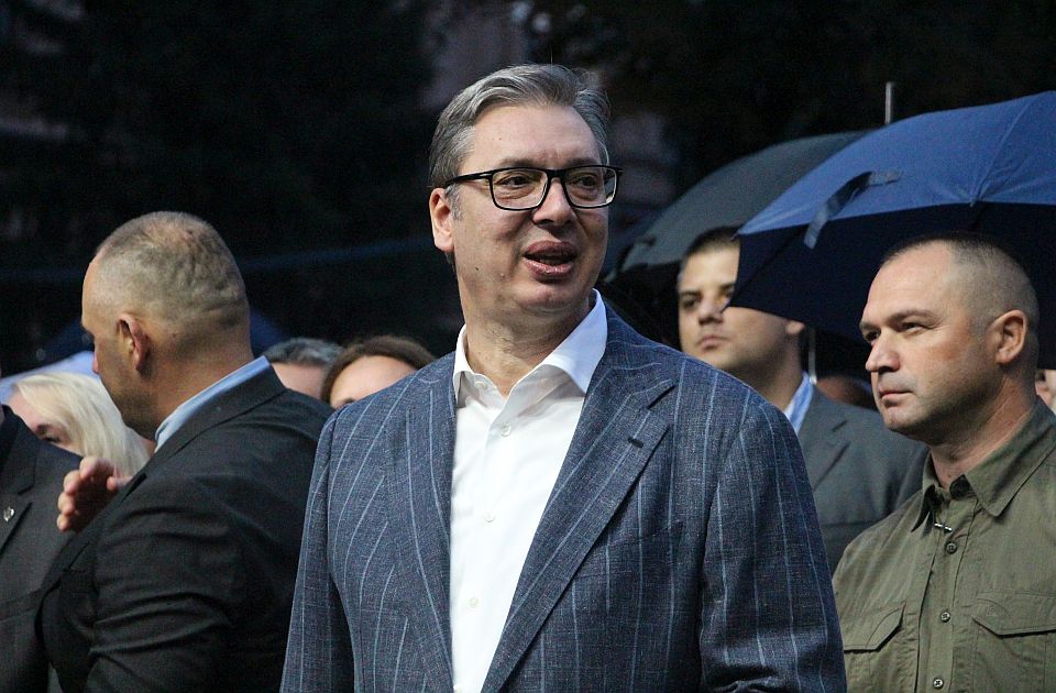 Kurir tvrdi da Vučićeve fotografije iz "Ribnikara" nisu fotošopirane