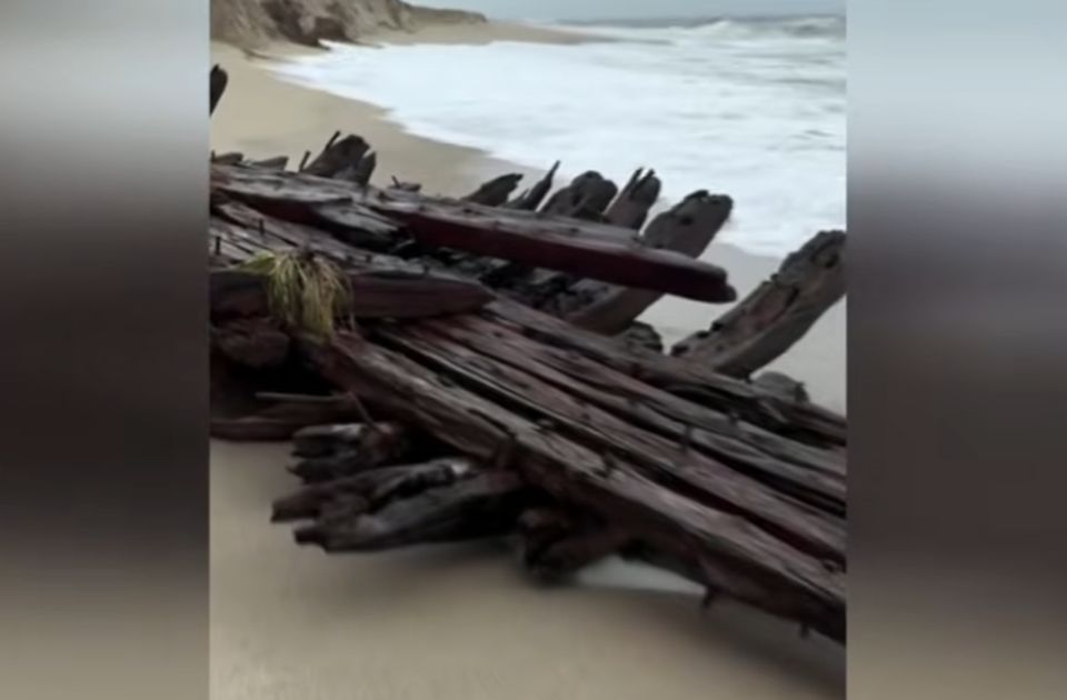 VIDEO: Talasi izbacili na ostrvo Nantaket ostatke broda iz 19. veka