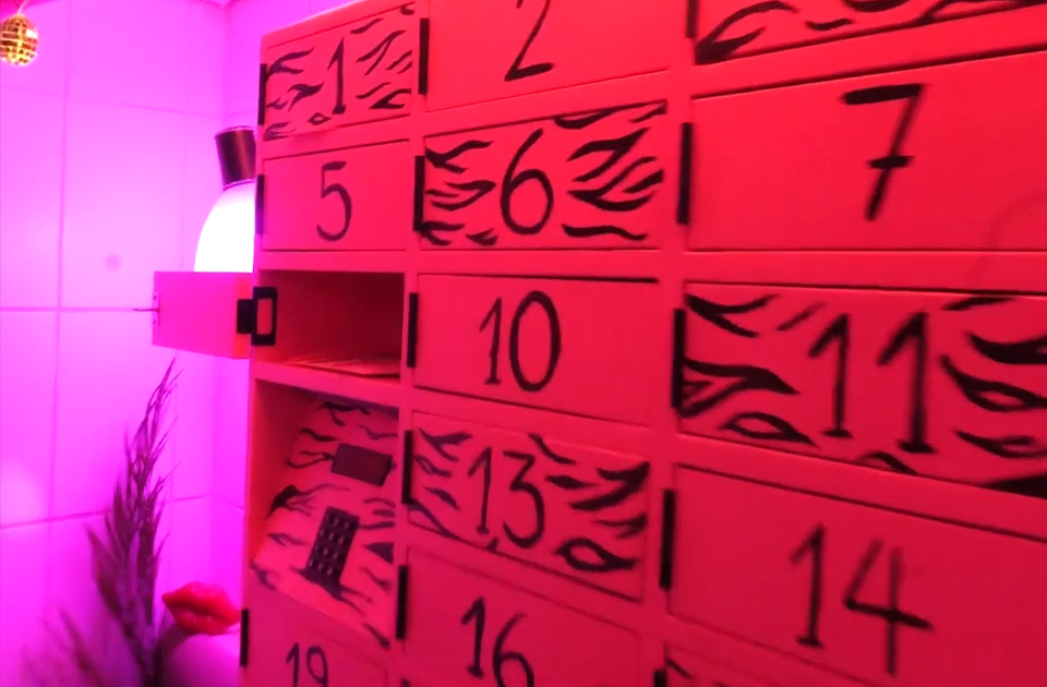 VIDEO "AbortOmat" u Varšavi: Aktivisti otvorili roze paketomat za pilule za abortus