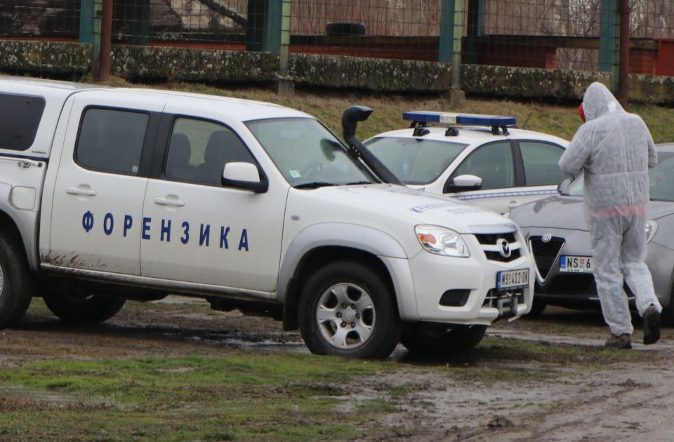 Telo muškarca pronađeno u zemljanoj rupi kod Pećinaca