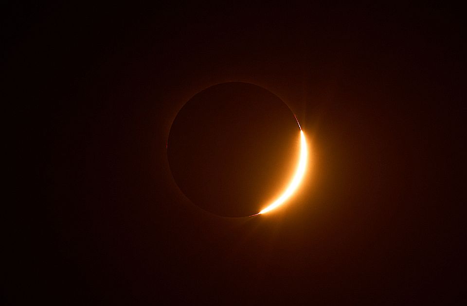 VIDEO Pomračenja Sunca posmatrali ljudi širom Evrope: Iznad Srbije delimično pomračenje